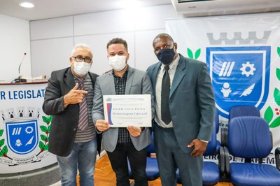 O empresário Eder Oza recebe homenagem