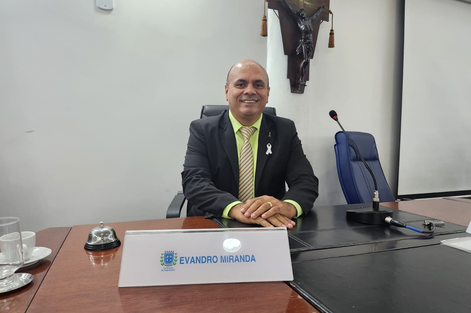 A pedido do vereador Vandinho, mutirão está retirando excesso de fios em desuso nos postes de Cachoeiro