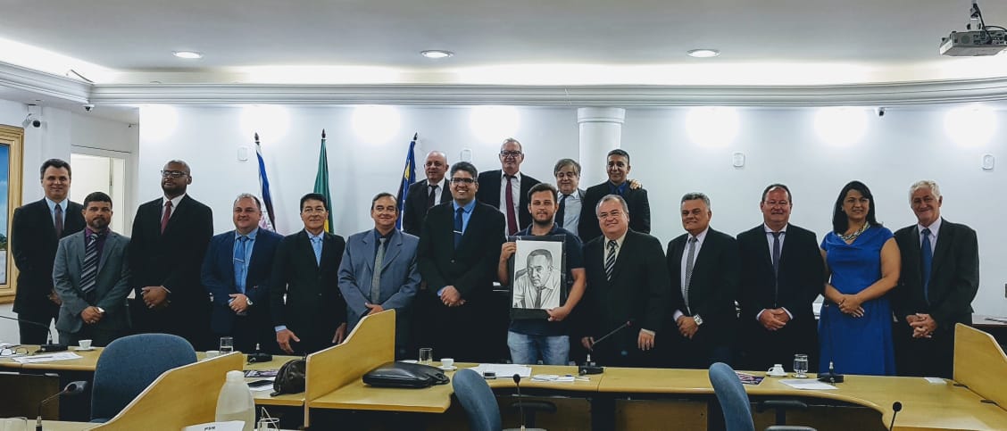 Artista doa retrato de Newton Braga à Câmara