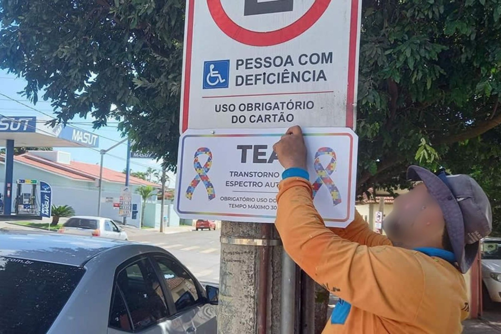 Câmara aprova inclusão do símbolo do autismo em vagas de estacionamento 