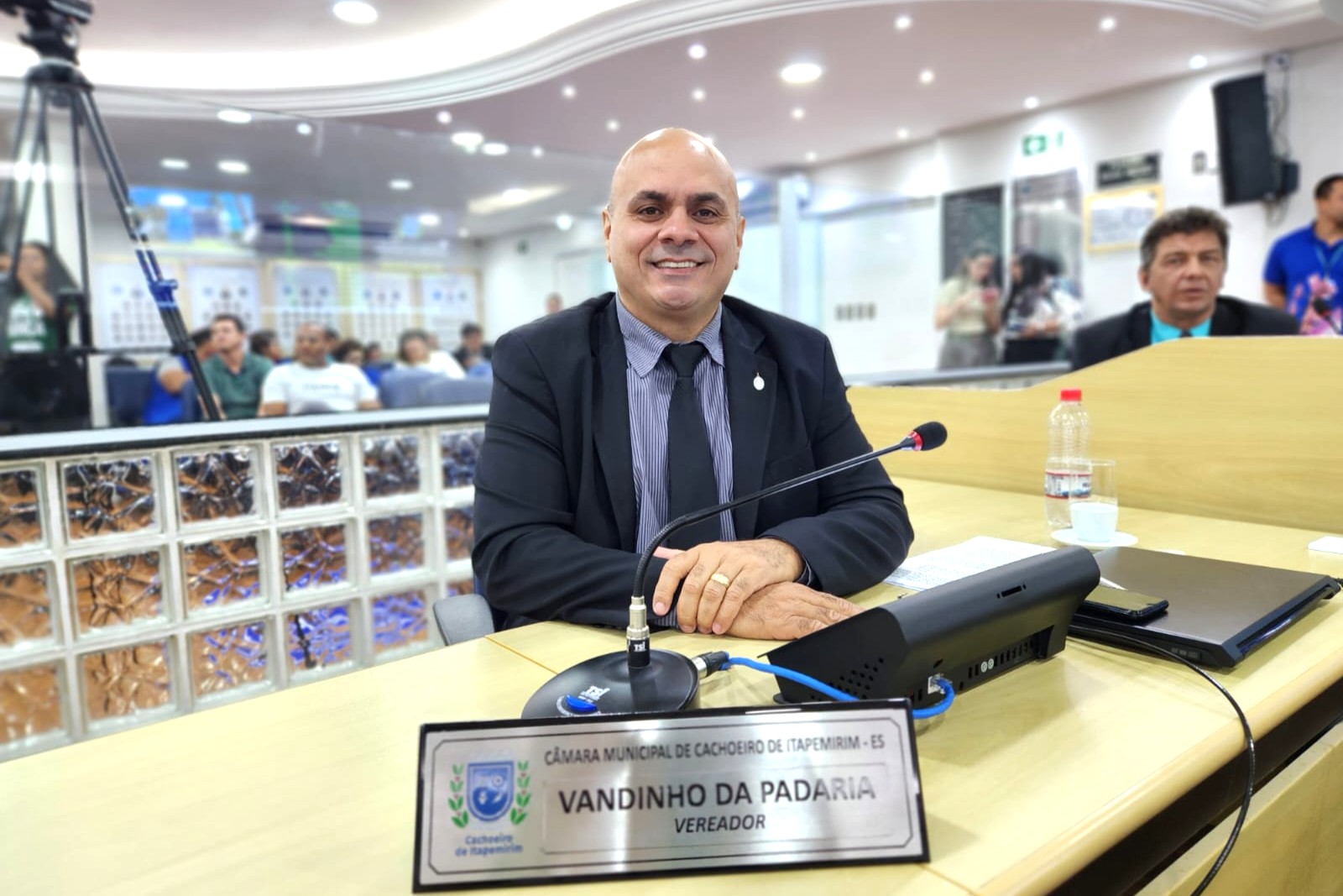 Câmara aprova Projeto de Lei que garante cadeiras de rodas em bancos de Cachoeiro 