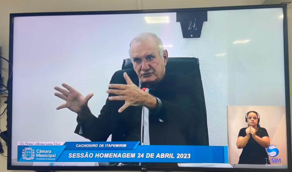 Câmara de Cachoeiro comemora Dia Nacional de Libras com início de tradução simultânea das sessões