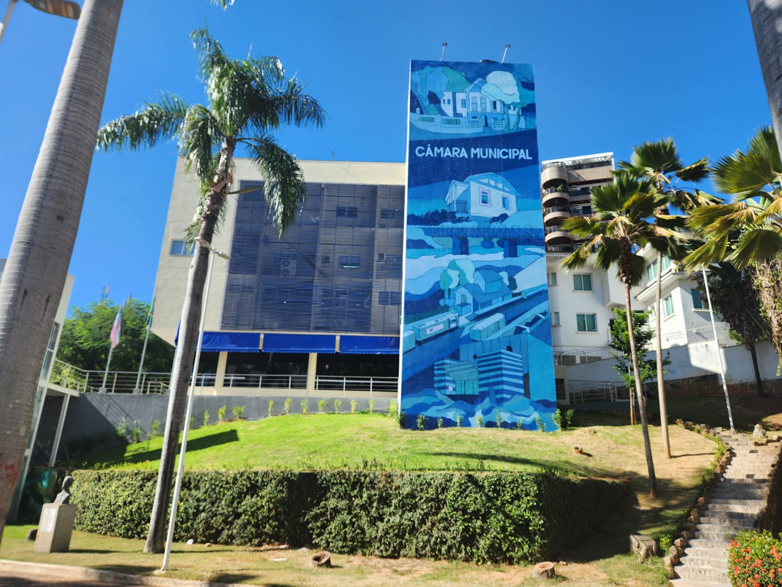 Câmara de Cachoeiro ganha painel artístico e Centro fica mais colorido e alegre