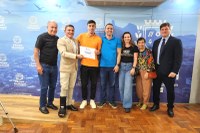 Câmara de Cachoeiro homenageia jovem talento do futebol, Renan Novoá Bernabé