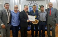 Câmara homenageia atleta