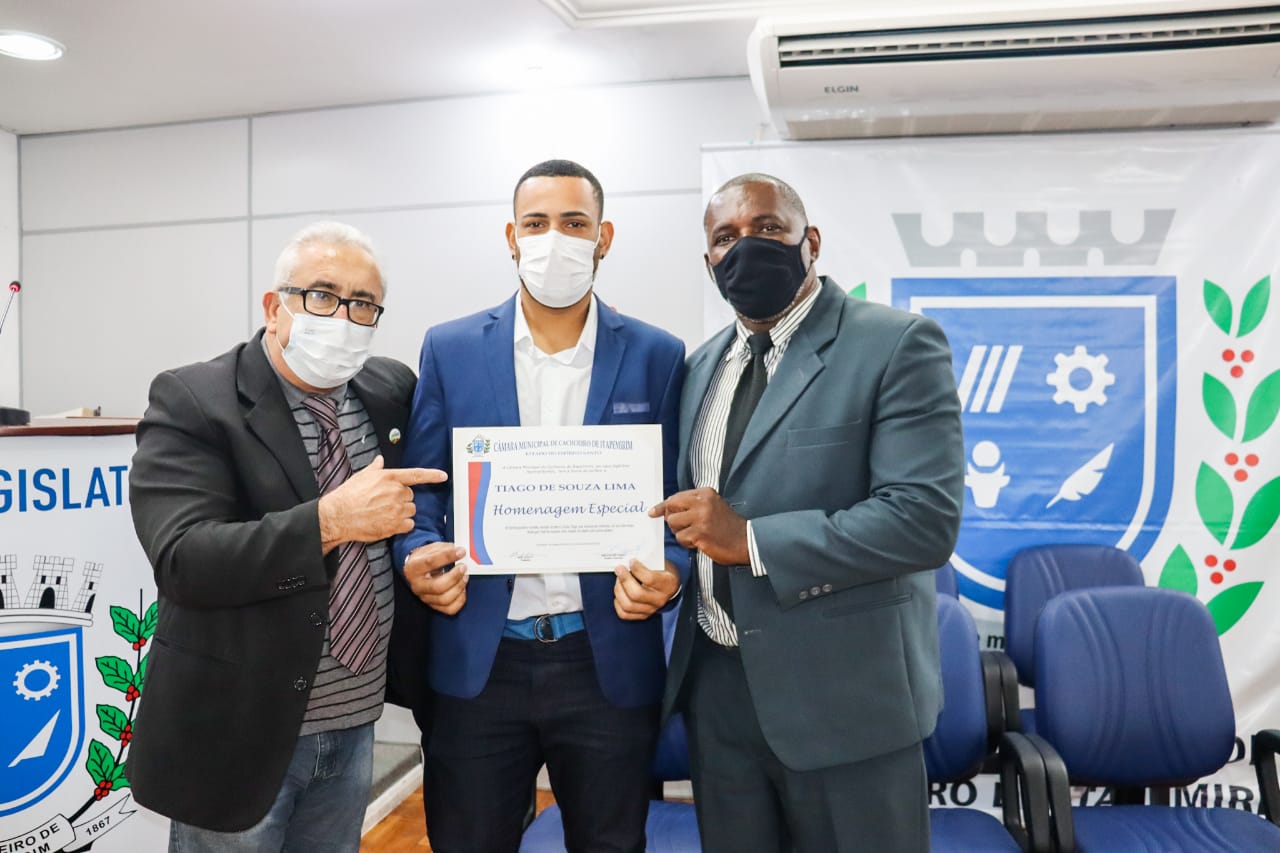 Câmara homenageia empresário de moda e gari que se destacou como modelo