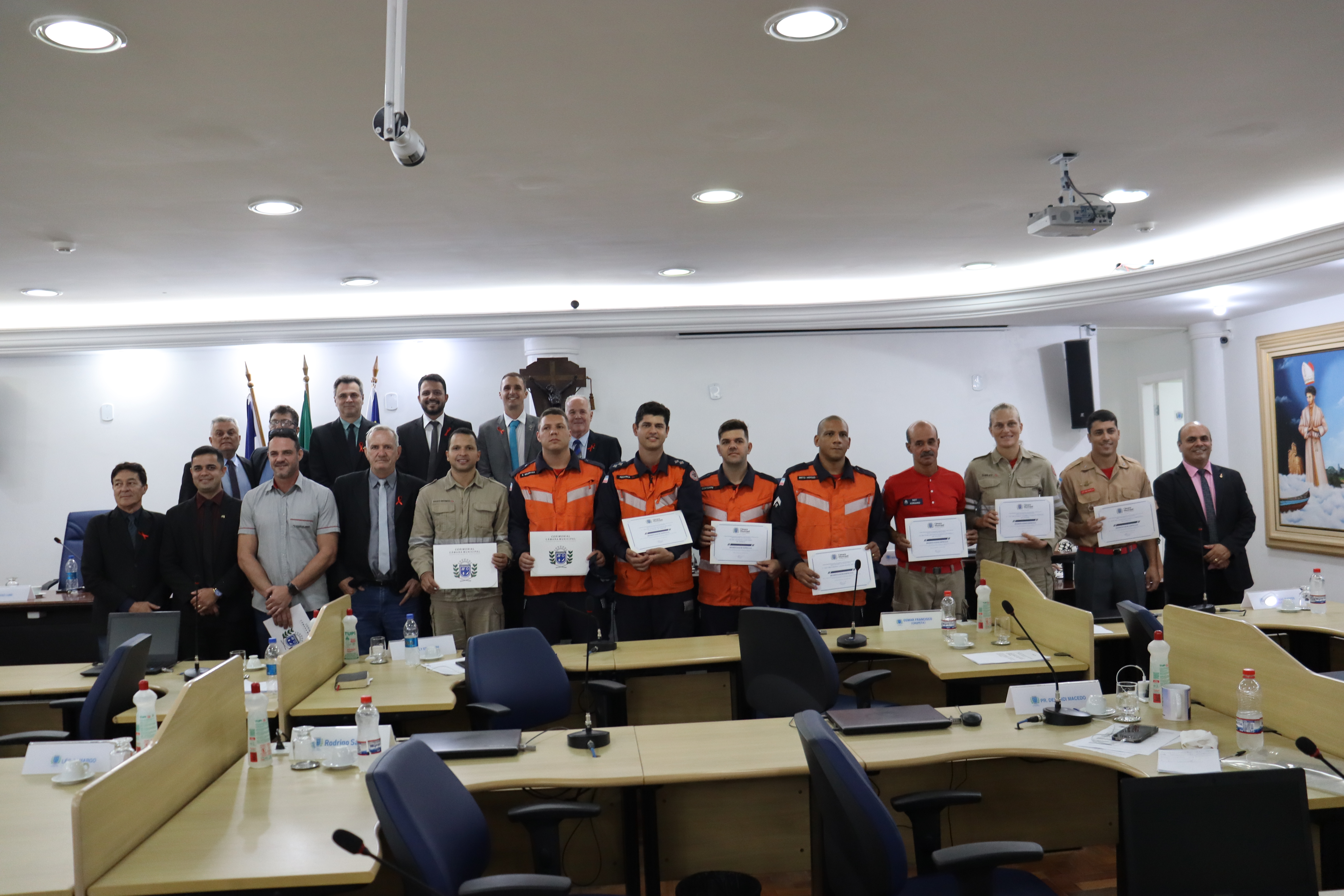 Câmara homenageia empresário e Bombeiros responsáveis pelo resgate da jovem Maria Cristina