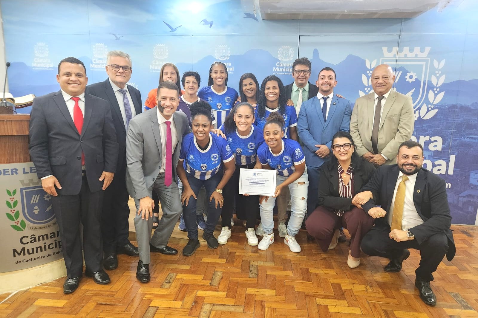 Equipe feminina de futebol de Cachoeiro é homenageada pelo Legislativo