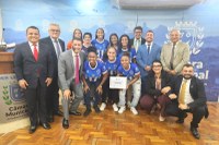 Equipe feminina de futebol de Cachoeiro é homenageada pelo Legislativo