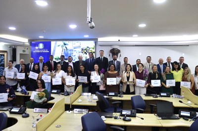 Câmara homenageia profissionais da enfermagem e segurança pública, lideranças trabalhistas e artistas