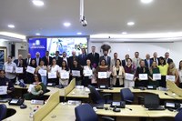 Câmara homenageia profissionais da enfermagem e segurança pública, lideranças trabalhistas e artistas