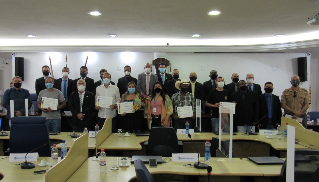 Câmara homenageia profissionais de destaque em Cachoeiro