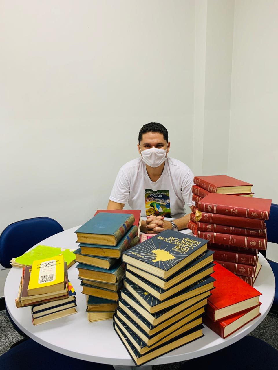 Câmara recebe doação de livros