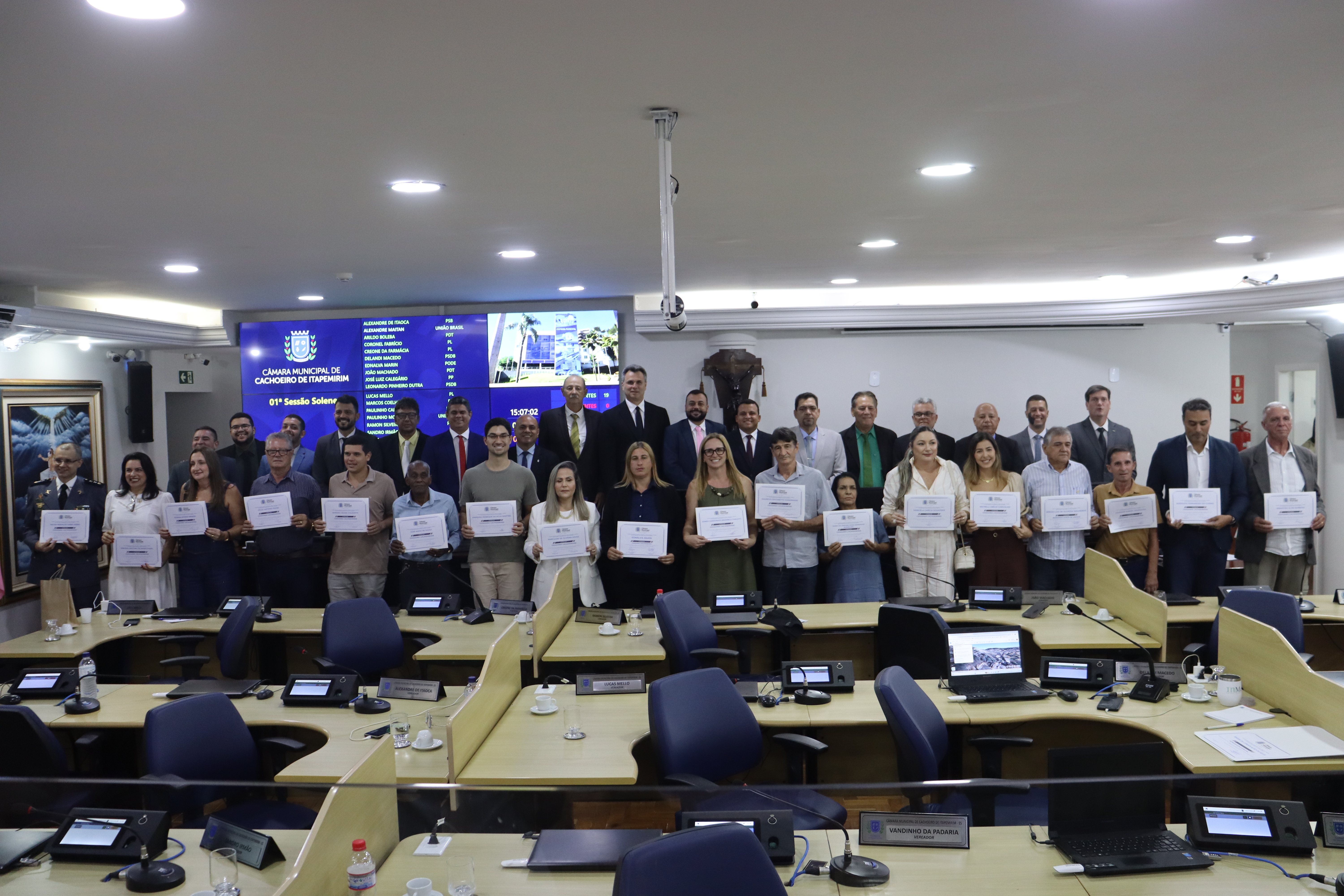 Câmara reconhece trajetórias de dedicação a Cachoeiro em comemoração aos 159 anos do município