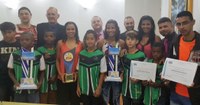 Campeões de futsal recebem homenagem