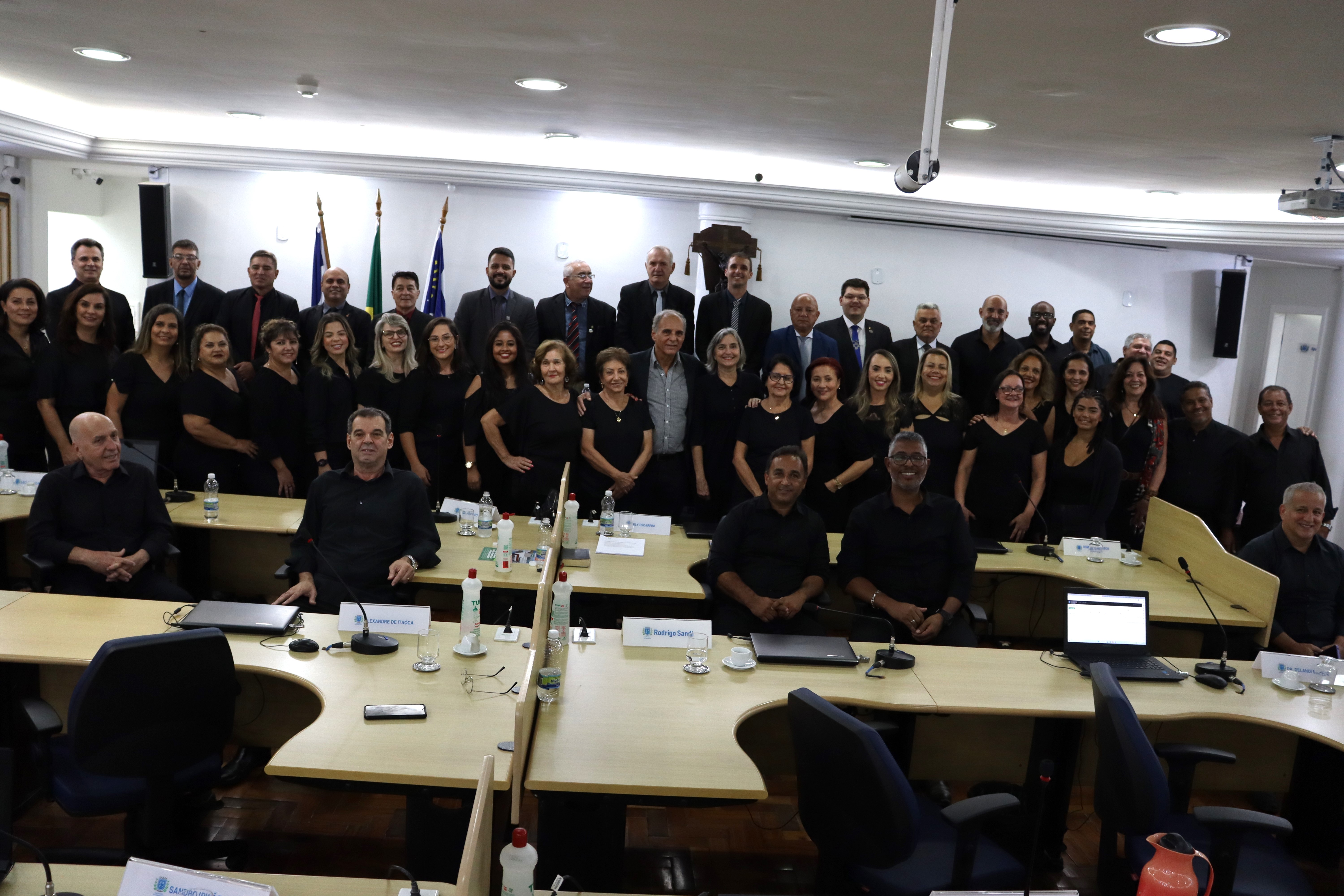 Com apresentação inédita de coral, Câmara homenageia músicos, líderes comunitários e trabalhadores do setor de rochas 