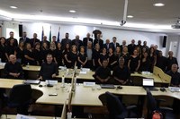 Com apresentação inédita de coral, Câmara homenageia músicos, líderes comunitários e trabalhadores do setor de rochas 