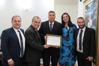 Diretor recebe homenagem e fala sobre faculdade de medicina