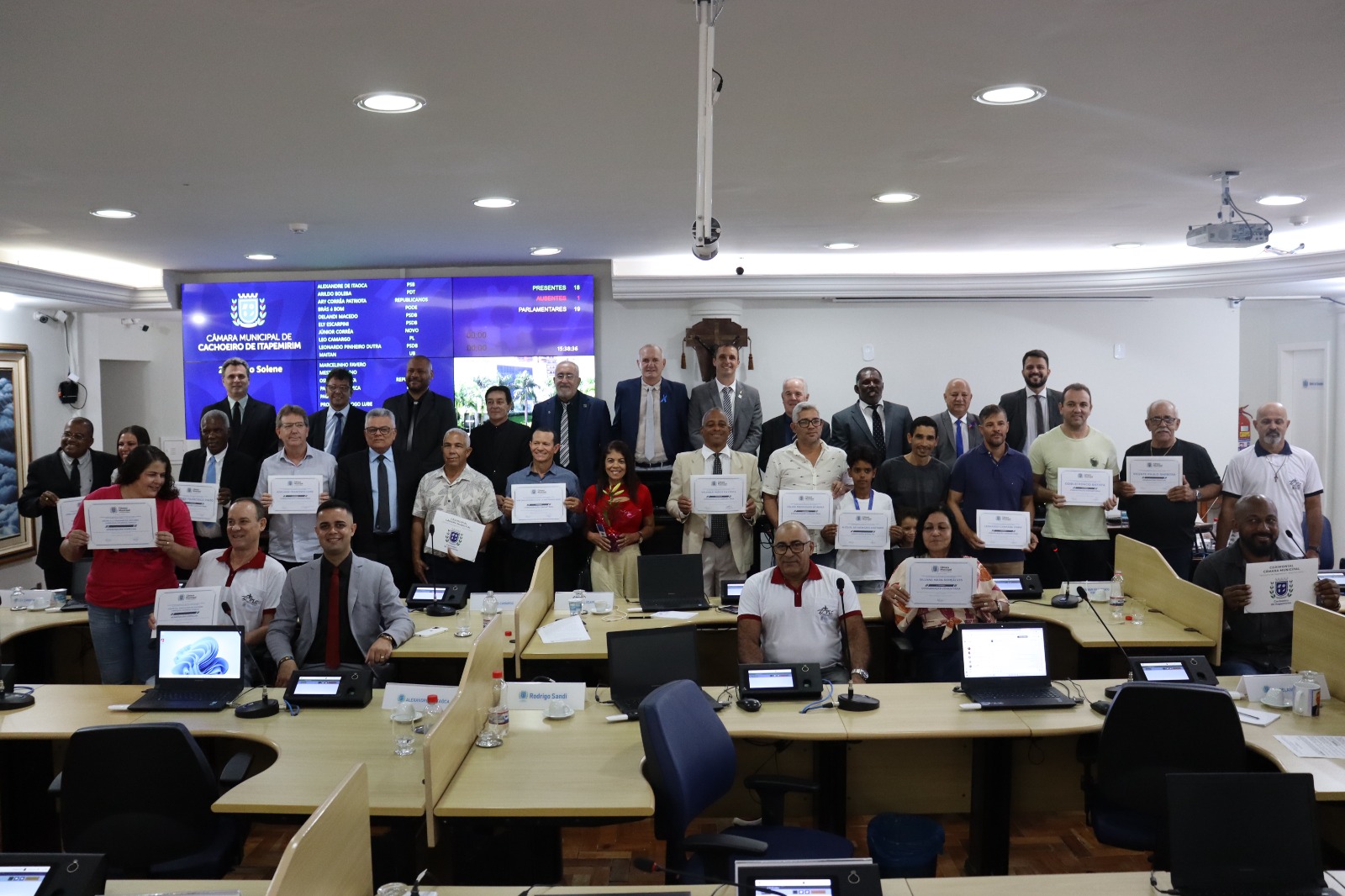 Em sessão solene, Câmara entrega homenagens relativas ao mês de abril