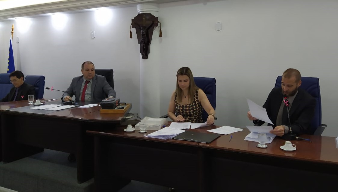 Em seu dia, professores conduzem sessão ordinária