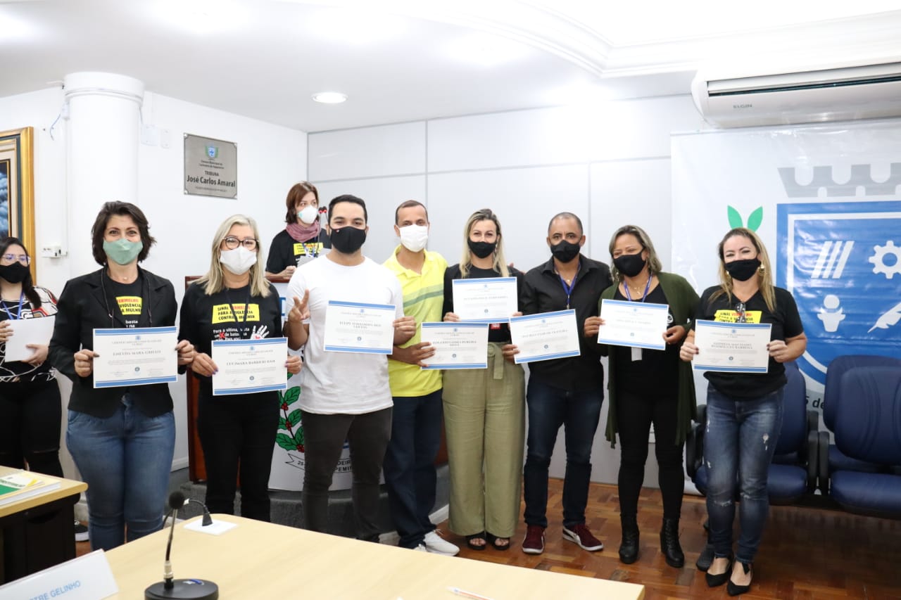 Escola do Legislativo entrega certificados de participação em curso 