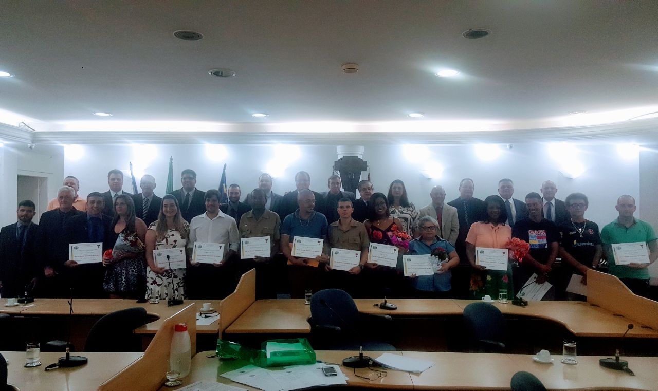 Homenagens: doadores de sangue, garis e ativistas negros 