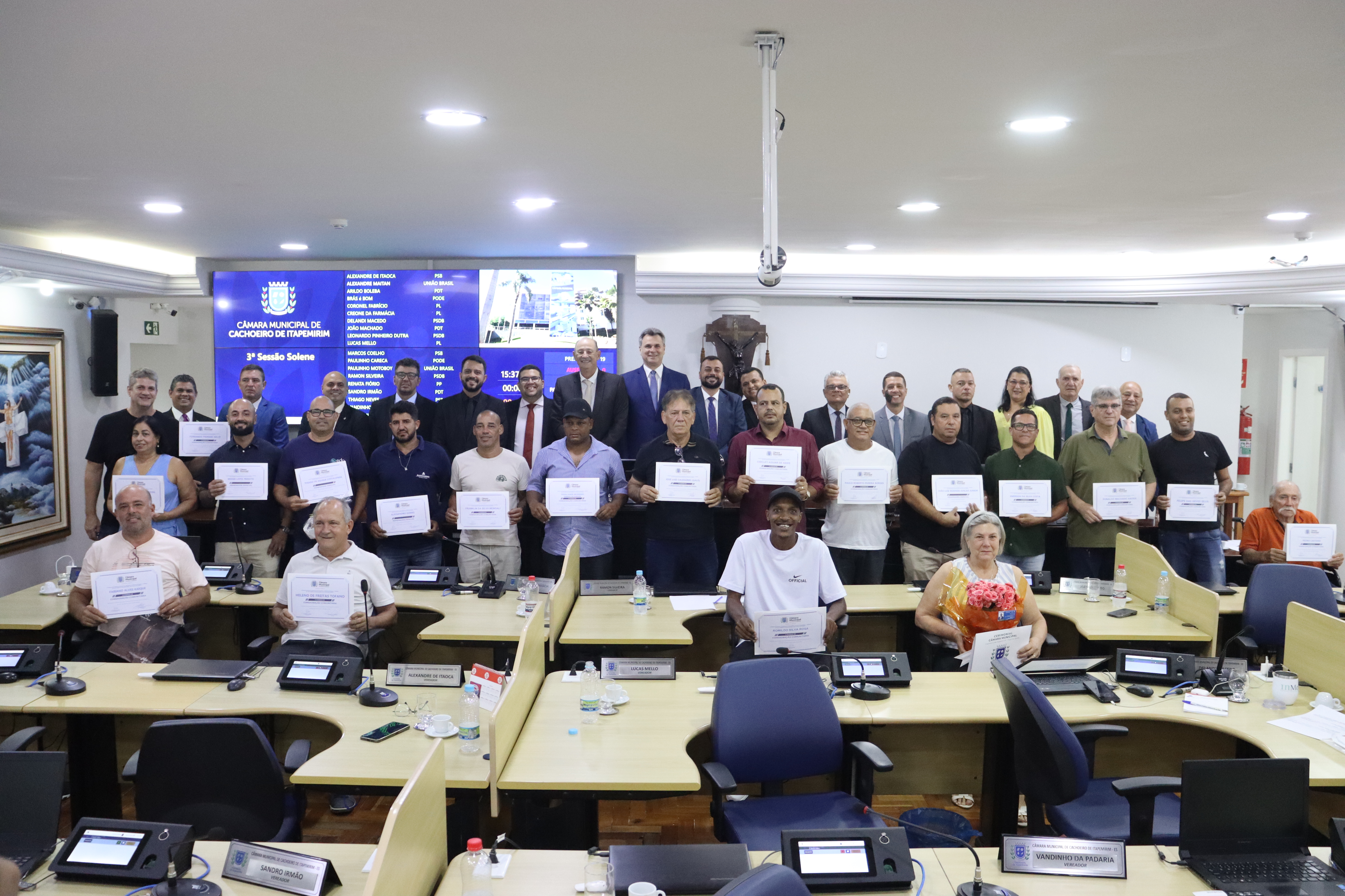 Músicos, líderes comunitários, trabalhadores do setor de rochas e filantropos recebem as honrarias do mês de abril na Câmara de Cachoeiro