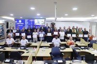 Músicos, líderes comunitários, trabalhadores do setor de rochas e filantropos recebem as honrarias do mês de abril na Câmara de Cachoeiro