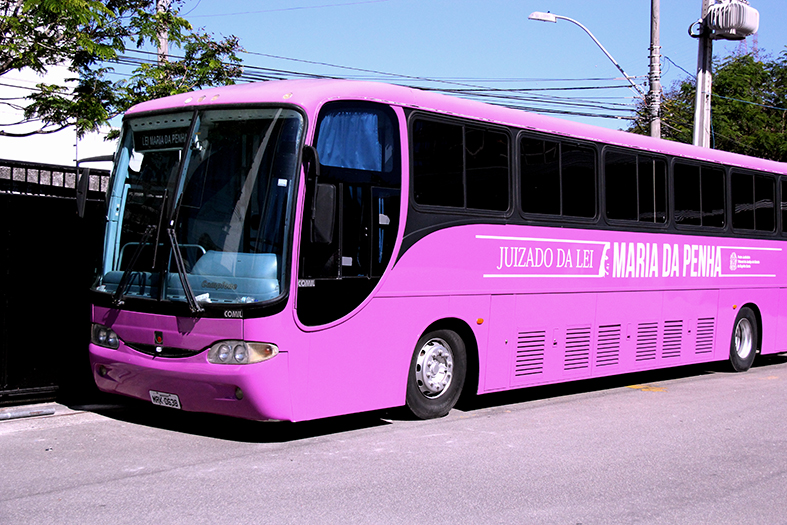 Ônibus Rosa oferece atendimentos gratuitos para mulheres em Cachoeiro