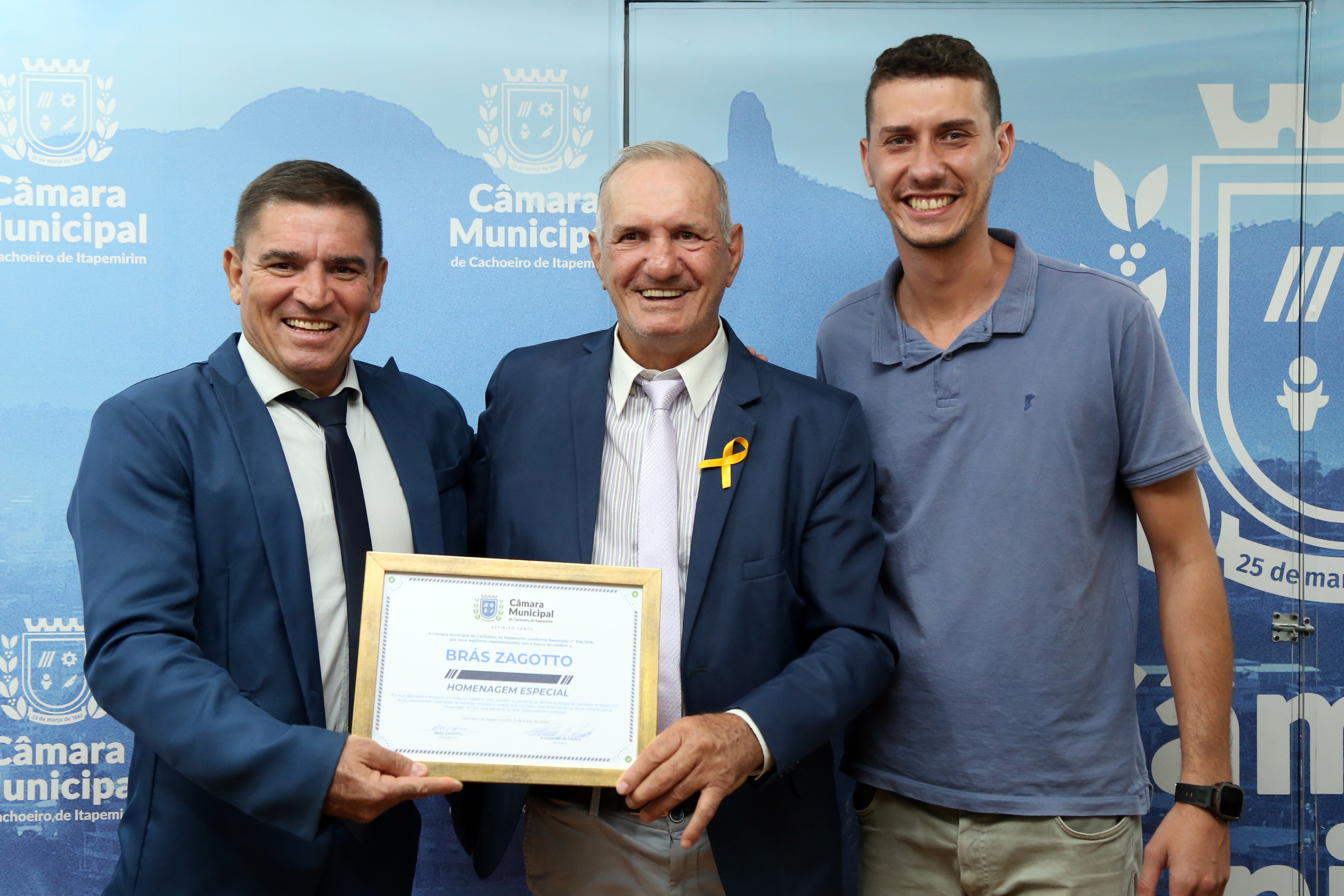 Presidente da Câmara, Brás Zagotto, recebe homenagem especial dos vereadores