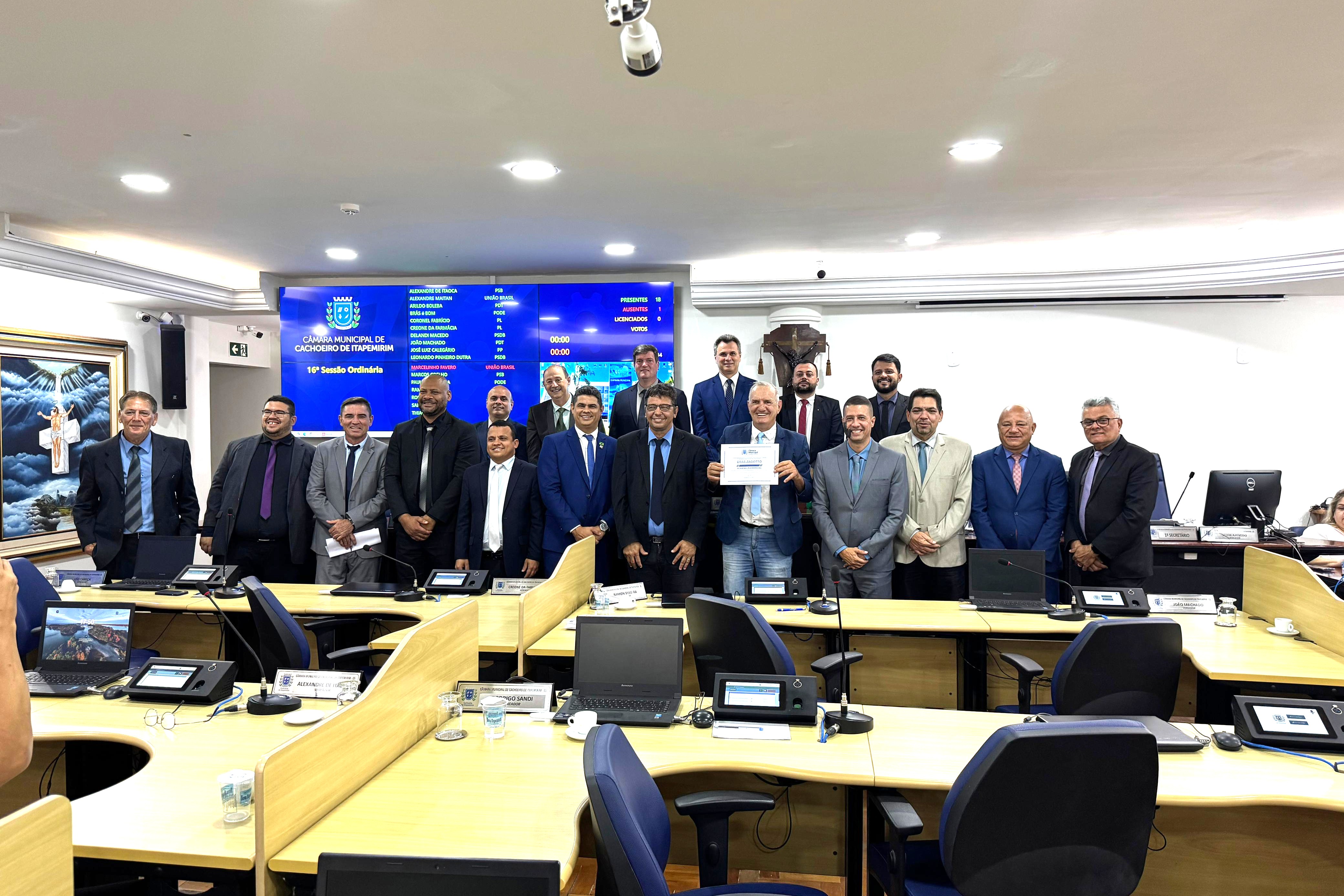 Presidente da Câmara homenageia Brás Zagotto por trajetória de superação e novo desafio na Selimp