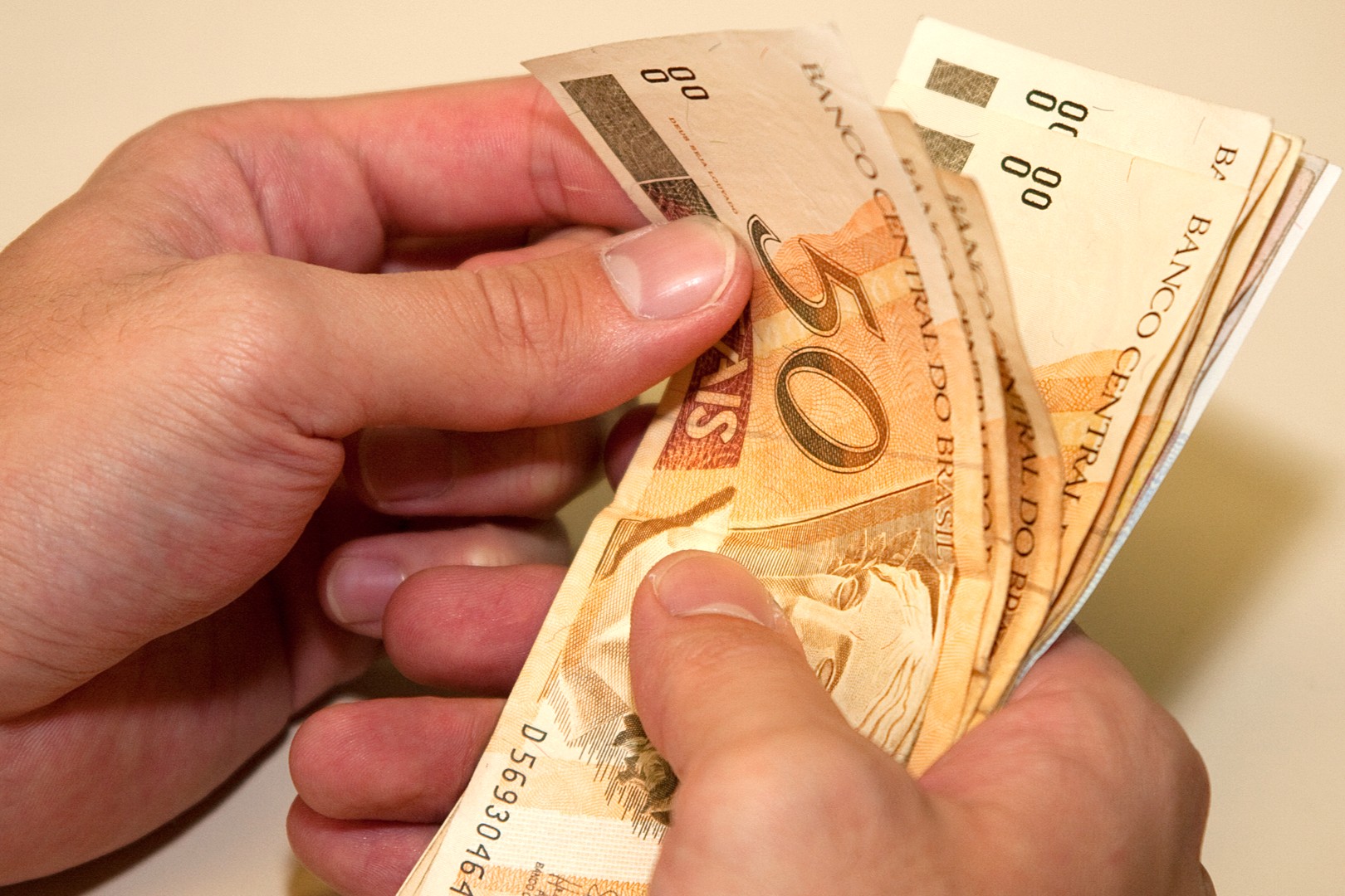 Projeto aprovado na Câmara permite que servidor opte entre vencimentos e subsídio e atualiza tabelas salariais