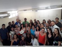 Servidores homenageiam colega que se aposenta