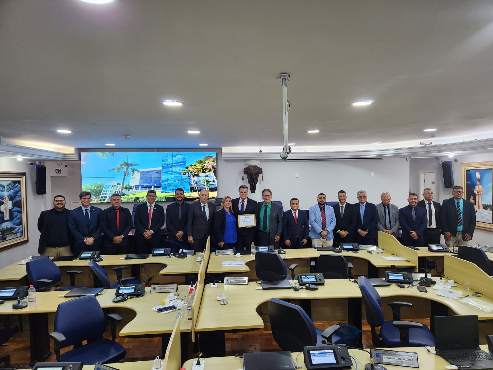 Sessão na Câmara de Cachoeiro é marcada por emoção na despedida de suplentes