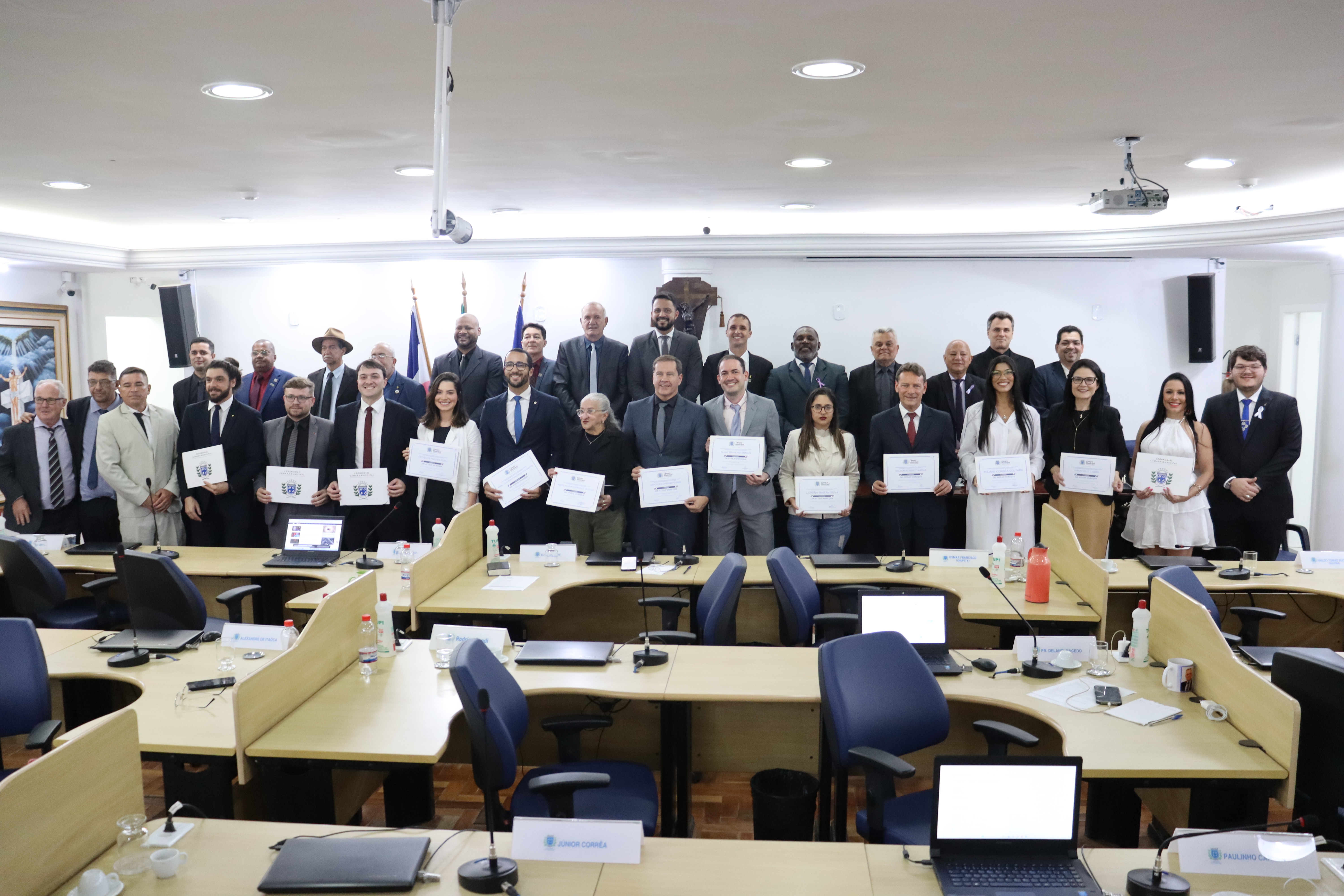 Sessão Solene concede homenagens do mês de agosto