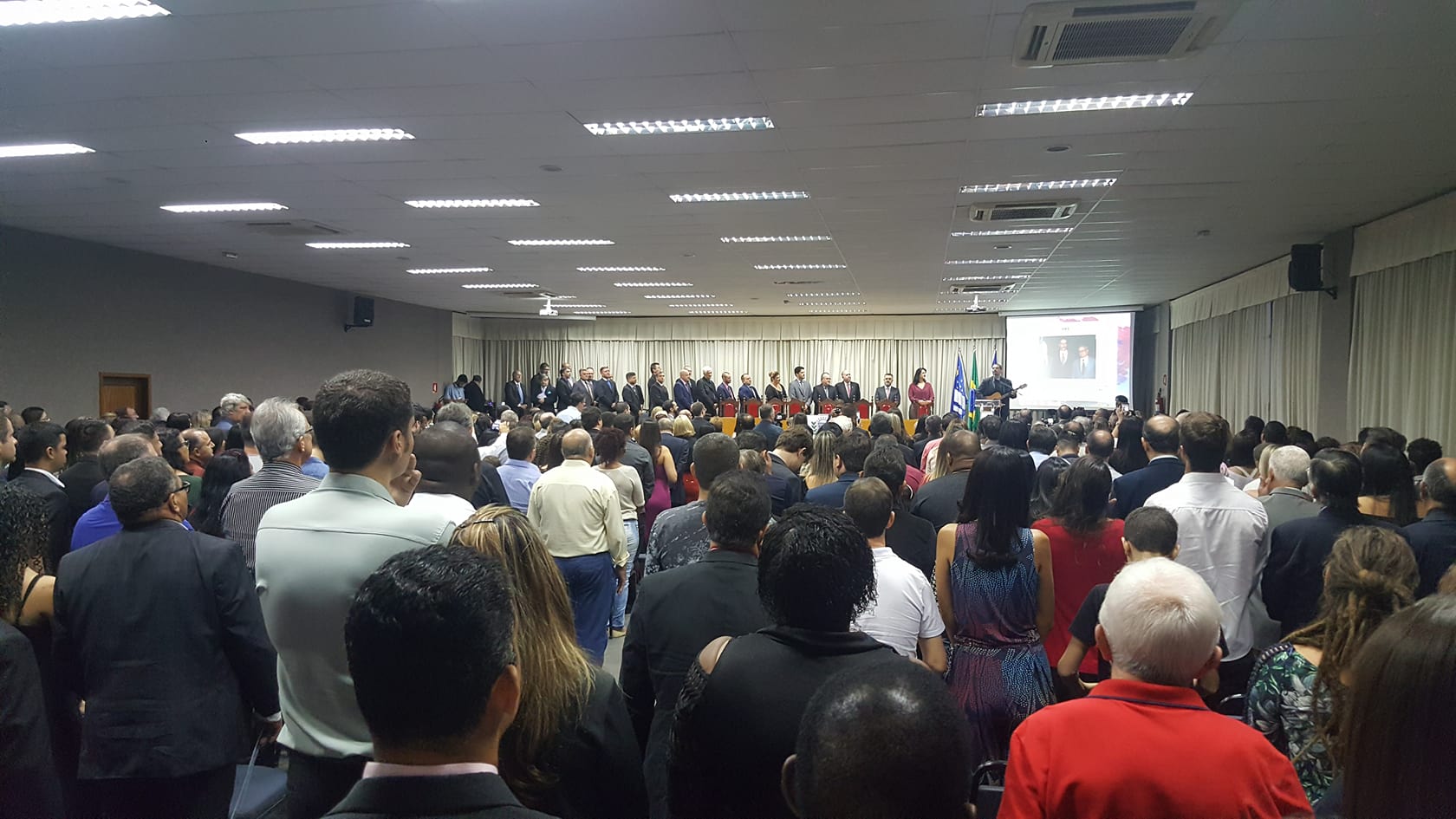 Sessão Solene reúne  comunidade e autoridades