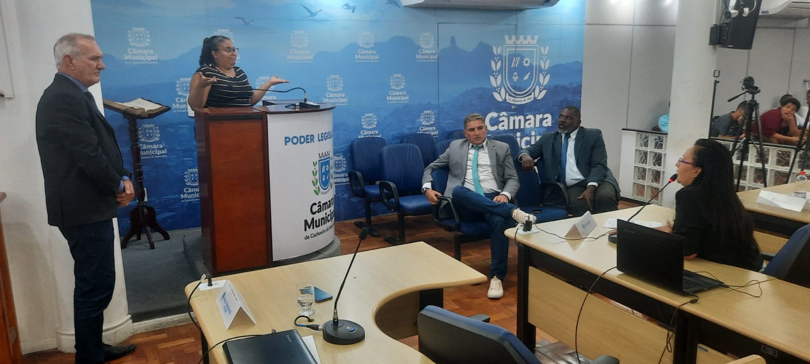 Surdos pedem intérpretes em órgãos públicos e empresas