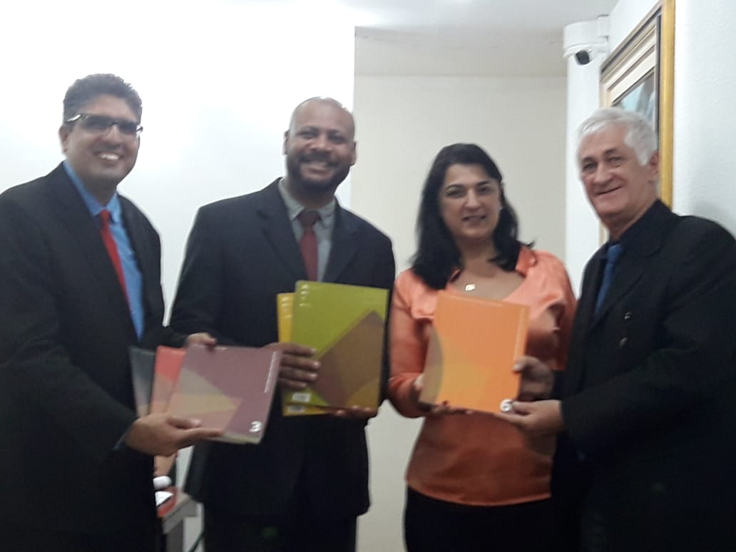 Vereador doa livros para as ouvidorias da Câmara