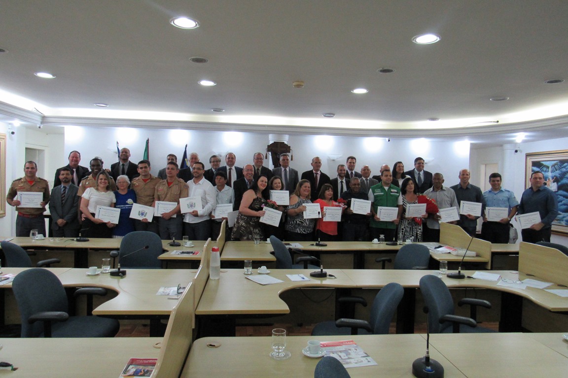 Vereadores entregam homenagens do mês de agosto