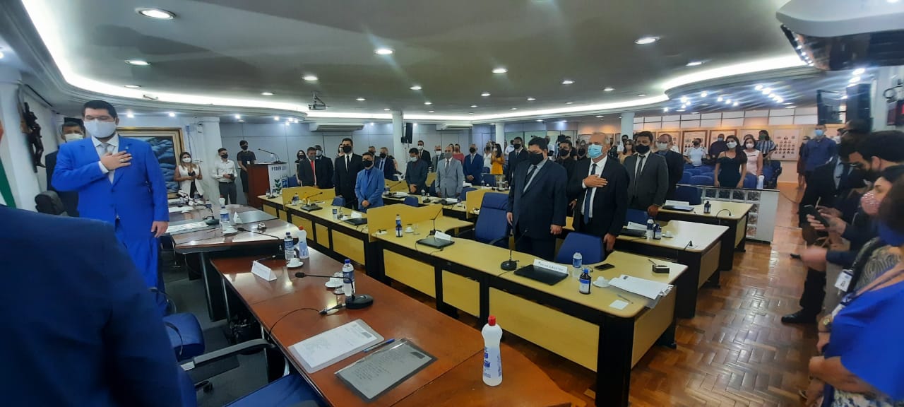 Vereadores, prefeito e vice tomam posse