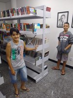 Adolescentes visitam biblioteca da Câmara