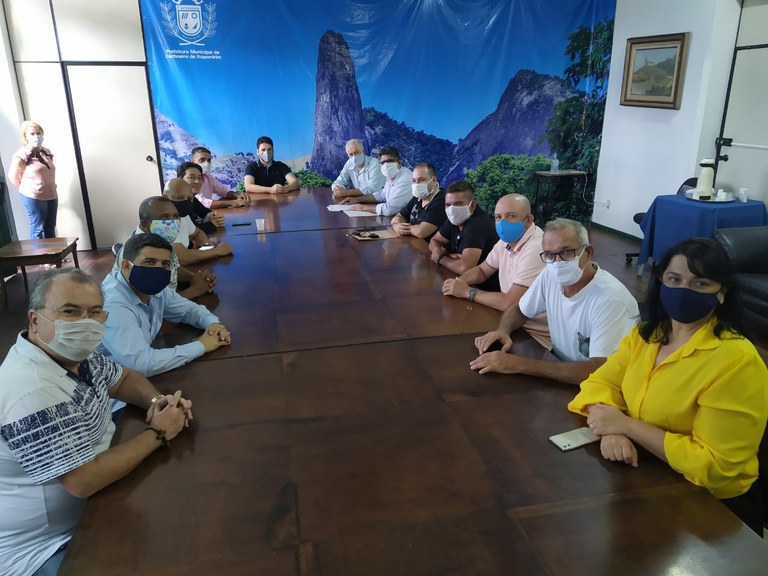 Vereadores e prefeito no gabinete